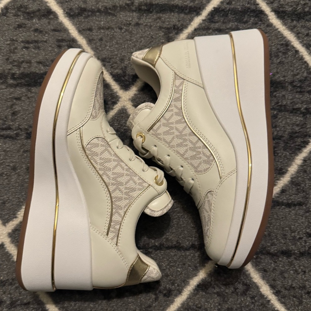 Michael Kors Emmy Wedge Trainer Sneakers vanilla signature w/gold accents size 6 - Picture 2 of 6